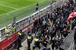 AZ - West Ham United in slotminuten ontsierd door supportersrellen