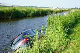 Auto te water in Obdam, inzittenden komen met schrik vrij