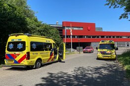 Meerdere personen bevangen door hitte tijdens Ironman Westfriesland. Ambulances rijden af en aan in centrum Hoorn