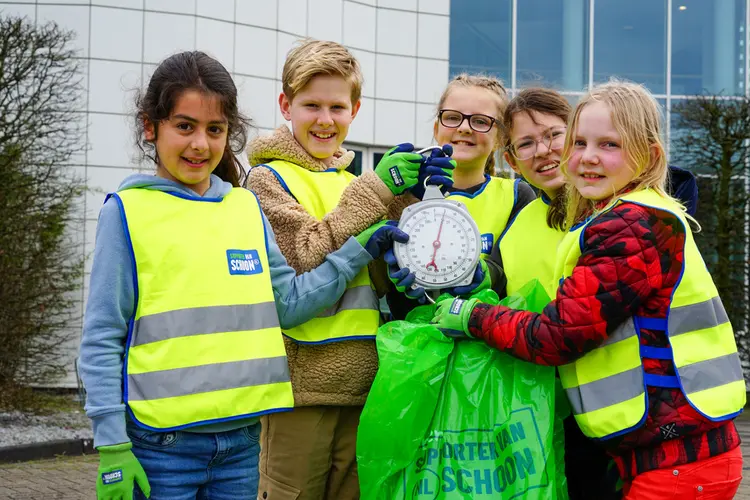 Kinderraad Koggenland geeft goede voorbeeld met opruimen zwerfafval