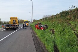 Auto over de kop op A7 bij Avenhorn