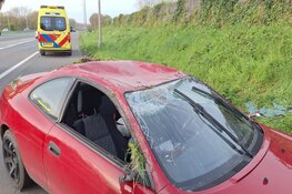 Auto over de kop op A7 bij Avenhorn