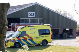 Silo's ingestort bij boerderij in Ursem, jongen zwaargewond