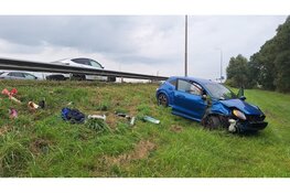 Auto over de kop op A7 bij Avenhorn