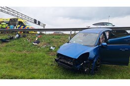 Auto over de kop op A7 bij Avenhorn