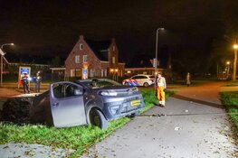 Bestelbus raakt van de weg in Ursem