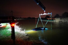 Berging van te water geraakte auto in Obdam