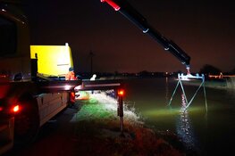 Berging van te water geraakte auto in Obdam