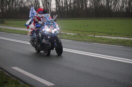 Honderd kerstmannen- en vrouwen op de motor voor Santa Máxima