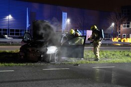 Auto in brand aan De Butter in Obdam