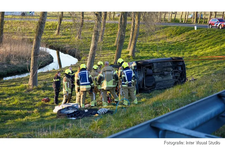 Auto over de kop bij oprit A7 bij Berkhout