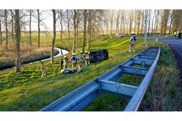 Auto over de kop bij oprit A7 bij Berkhout