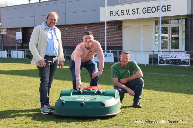 Koggenlandse voetbalclubs krijgen elektrische robotgrasmaaier