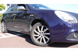 Jongen lichtgewond na botsing met auto in Berkhout, weg afgesloten