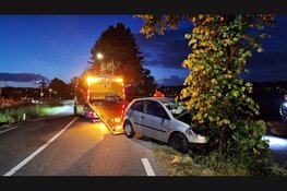 Auto tegen boom in Scharwoude, bestuurder gewond