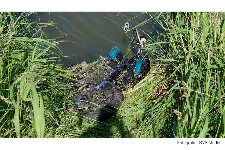 Motorrijder vliegt uit de bocht en raakt te water in Ursem