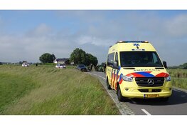 Motorrijder vliegt uit de bocht en raakt te water in Ursem