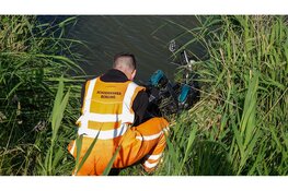 Motorrijder vliegt uit de bocht en raakt te water in Ursem