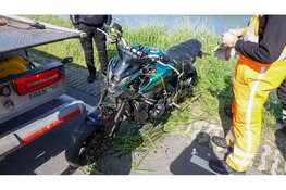 Motorrijder vliegt uit de bocht en raakt te water in Ursem