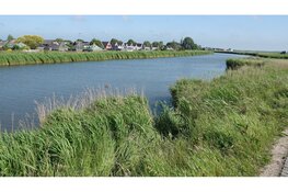 Motorrijder vliegt uit de bocht en raakt te water in Ursem