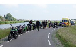 Motorrijder vliegt uit de bocht en raakt te water in Ursem
