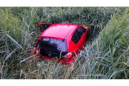 Auto raakt te water na ongeval in Spierdijk