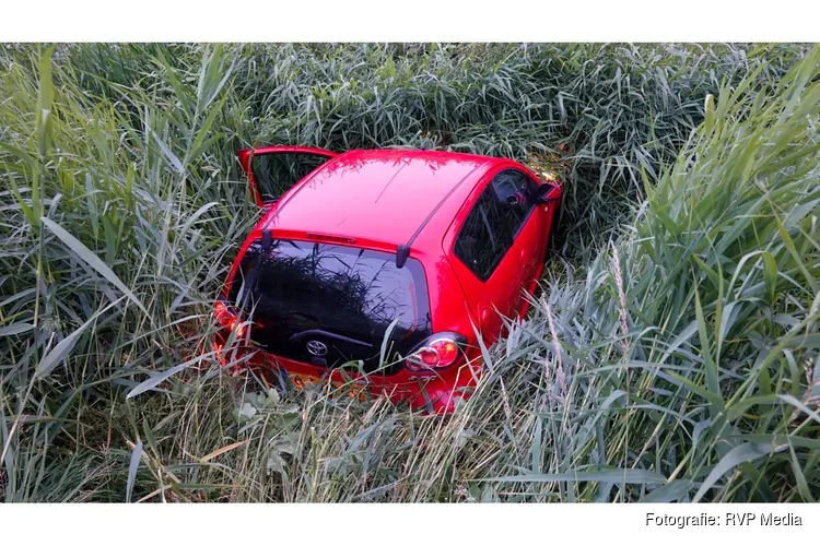 Auto raakt te water na ongeval in Spierdijk