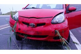 Auto raakt te water na ongeval in Spierdijk