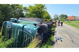 Vrachtwagen kantelt en belandt in sloot langs Bobeldijk bij Berkhout