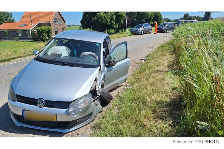 Gewonde bij frontale botsing tussen drie auto's in Obdam