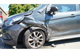 Gewonde bij frontale botsing tussen drie auto's in Obdam