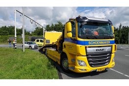 Auto slaat af bij optrekken, vrachtwagen ramt personenauto