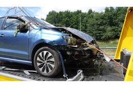 Automobilist ramt lantaarnpaal uit de grond langs A7 bij Berkhout