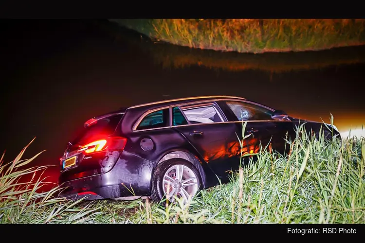 Auto vliegt uit de bocht en belandt in sloot Berkhout