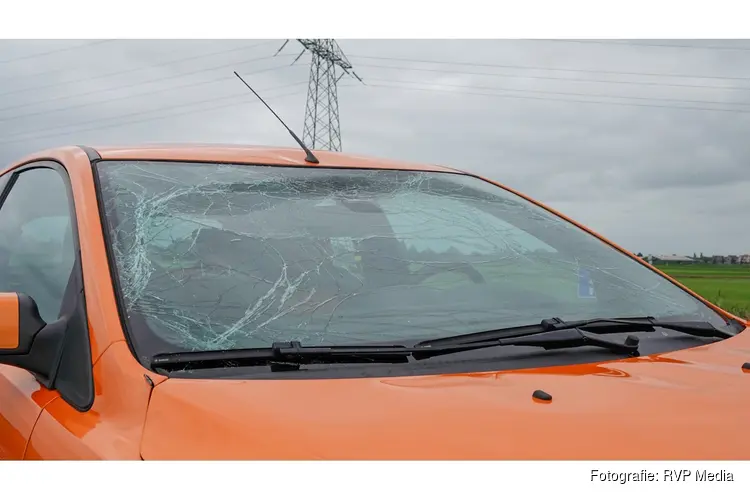 Motorkap vliegt spontaan omhoog en verbrijzeld voorruit auto