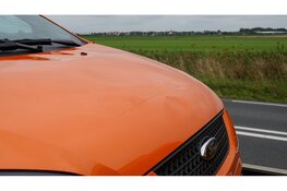 Motorkap vliegt spontaan omhoog en verbrijzeld voorruit auto