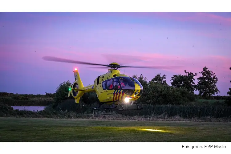 Traumahelikopter trekt veel bekijks in Obdam