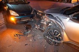 Forse schade na botsing tussen twee voertuigen Avenhorn