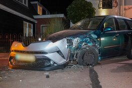 Forse schade na botsing tussen twee voertuigen Avenhorn