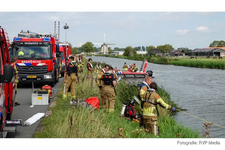 Vrouw na zoekactie van vier uur levend uit het water gehaald langs Oostdijk