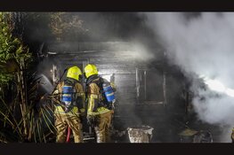 Grote vlammenzee bij brand in stacaravan op ontruimde camping Ursem