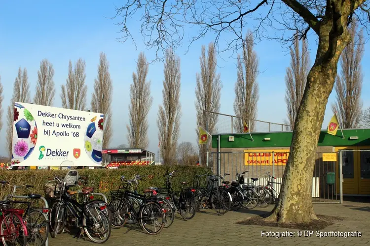 Officiele aftrap op nieuwe kunstgrasveld tijdens derby Apollo '68 - Victoria O