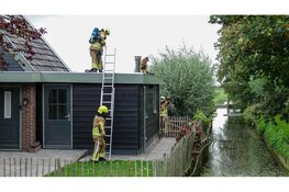 Bewoner komt thuis en ontdekt brand op dak van woning in Spierdijk