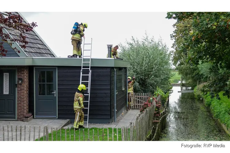 Bewoner komt thuis en ontdekt brand op dak van woning in Spierdijk
