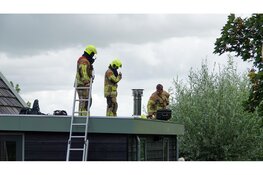 Bewoner komt thuis en ontdekt brand op dak van woning in Spierdijk