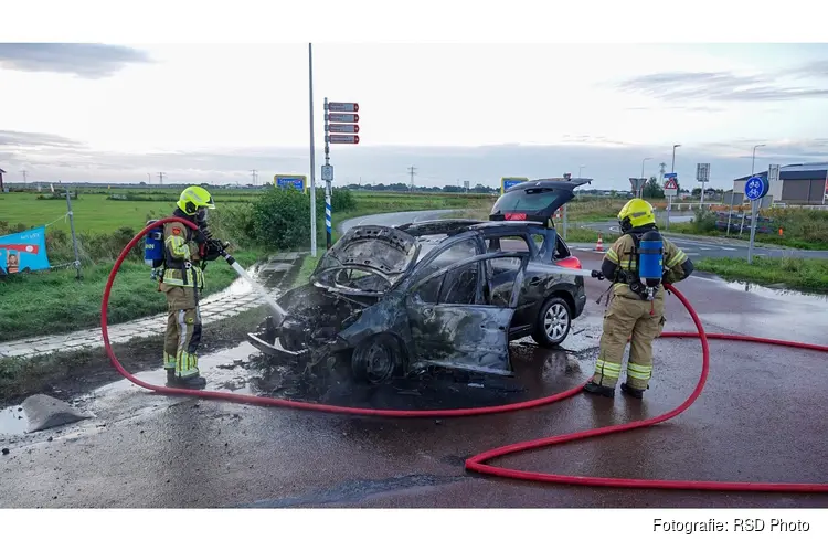 Auto door brand verwoest in Spierdijk