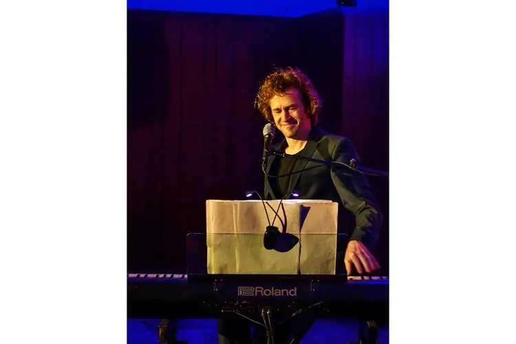 Betoverend Herfstconcert van zanger-pianist Roon Staal in Hensbroek