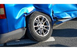 Bestelbus zwaar gehavend na botsing met tractor in Spierdijk