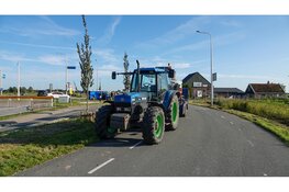 Bestelbus zwaar gehavend na botsing met tractor in Spierdijk