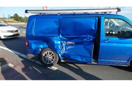 Bestelbus zwaar gehavend na botsing met tractor in Spierdijk